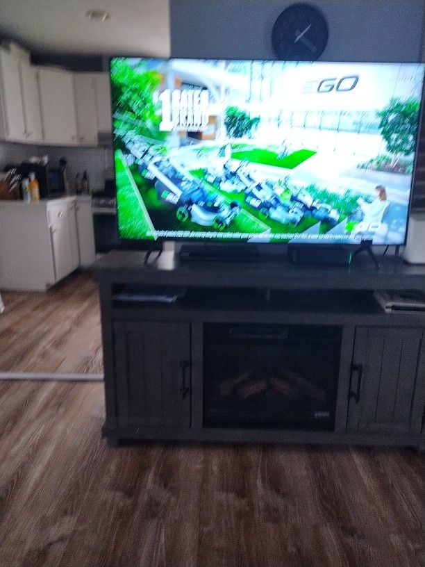 TOSHIBIA FLAT SCREEN HD TELEVISION