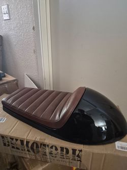 (New) Motorcycle Hump Retro Cafe Solo Racing Seat for Honda, Yamaha, Suzuki Kawasaki, Gloss Black