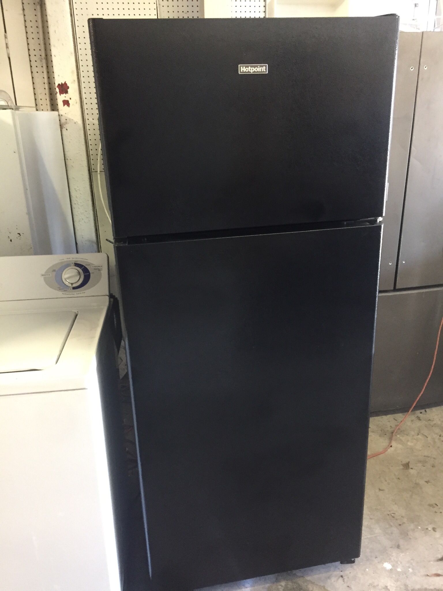 USED HOTPOINT 2019 BLACK REFRIGERATOR 18 CUBIC COMES WITH 60 DAY WARRANTY