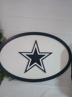 Oval wall decor with layered 3D Star logo