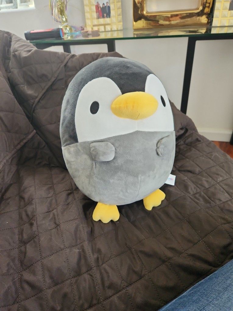 ROUND 1 Takashoji Penguin Plush
