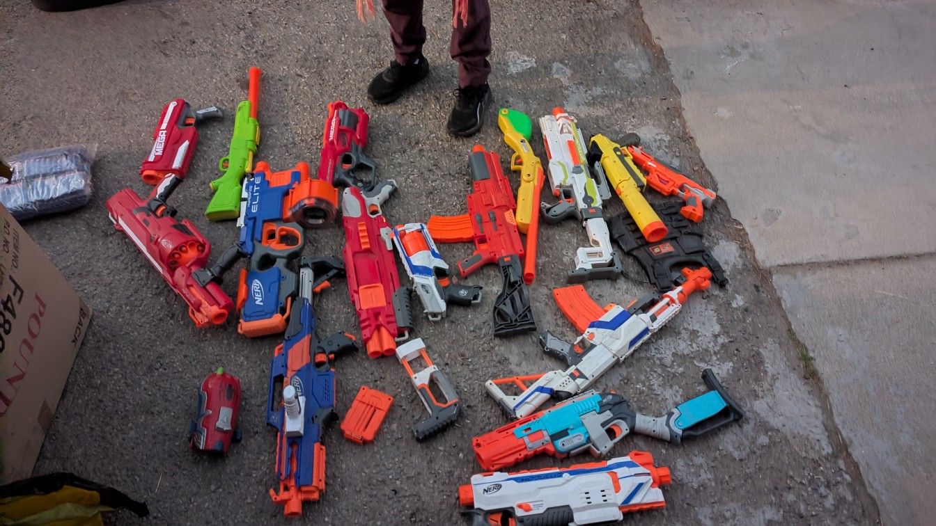 Lot of Nerf Guns with Mags and Darts (Not all tested)