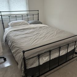 Queen metal bedframe