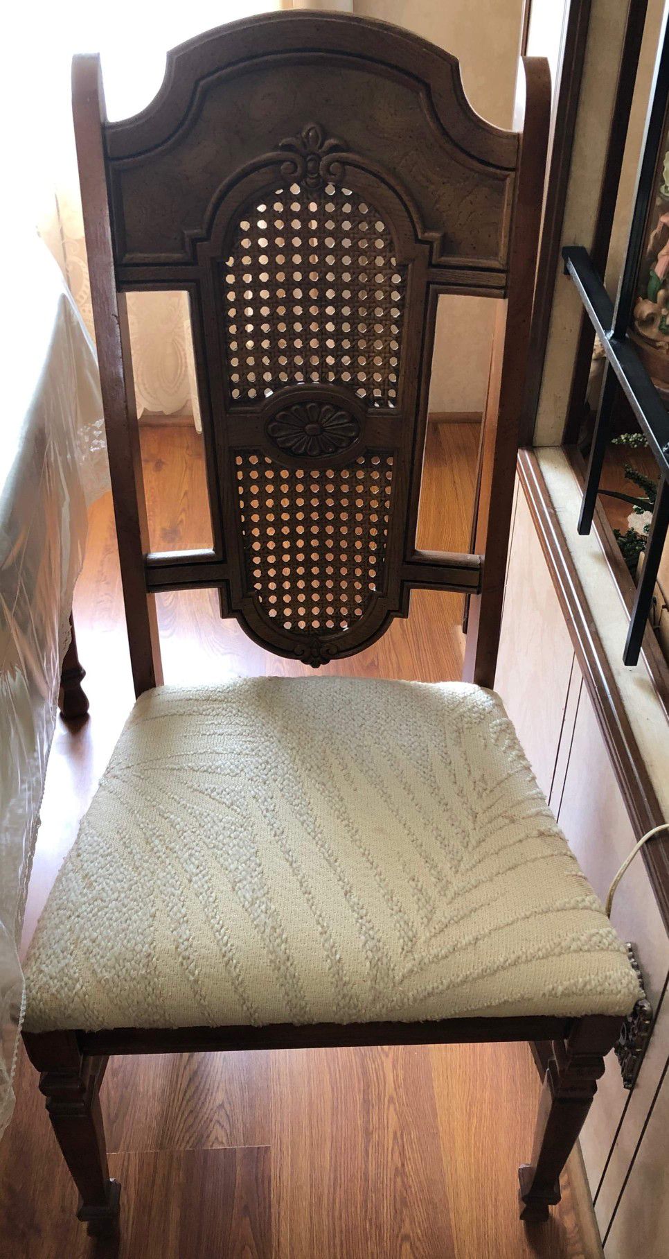 Photo Looking to BUY a chair like this 1.
