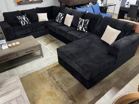 New black sectional extra large   Delivery available or pick up   finance available