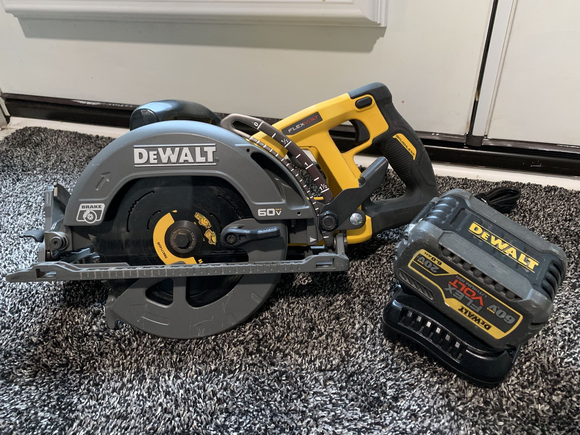 DEWALT FLEXVOLT 60V MAX Cordless Brushless 7-1/4 in. Wormdrive Style Circular Saw With 6ah Flexvolt Battery & Charger