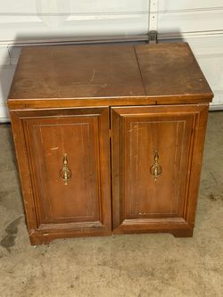 Free vintage seeing machine and table