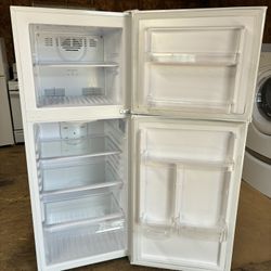 Refrigerator Hotpoint2 Months Warranty 