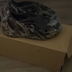yeezy foam runners Size 10 
