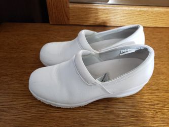 CHEROKEE TRANS CENDS NURSING SHOES SIZE 9