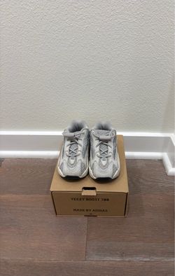 Adidas Yeezy Boost 700 size 6k