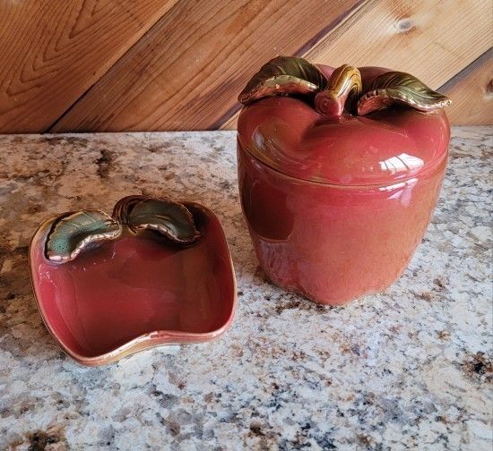 VINTAGE 6.5" HIGH APPLE SHAPED CERAMIC COOKIE JAR WITH A SEAL TIGHT LID AND MATCHING TRINKET TRAY PLATE 8"×6" WITH ADDITIONAL APPLE TOP