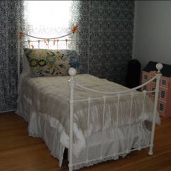 Beautiful Cast Iron Antique Twin Bed  Frame $50