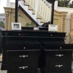 Classic Style Bedroom Set Are Five Large Pieces Including Two Dressers,two Nightstands,mirror Set Has Been Refurbished!