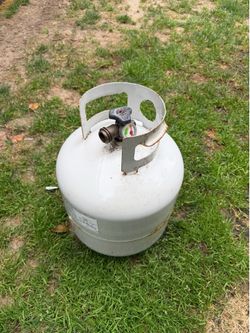 20 lb Propane Tank w/ Gauge (Still Has Gas)