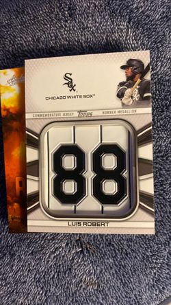 Topps Luis Robert Commemorative Jersey Number Medallion Card