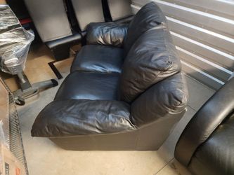 Black Leather Love Seat perfect condition