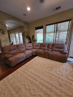 🤎🤎Large 5 Seat Sectional with 2 Recliners🤎🤎 4 USB, 2 Regular Outlets****Will Come With A NEW BOXED  White Ottoman ***