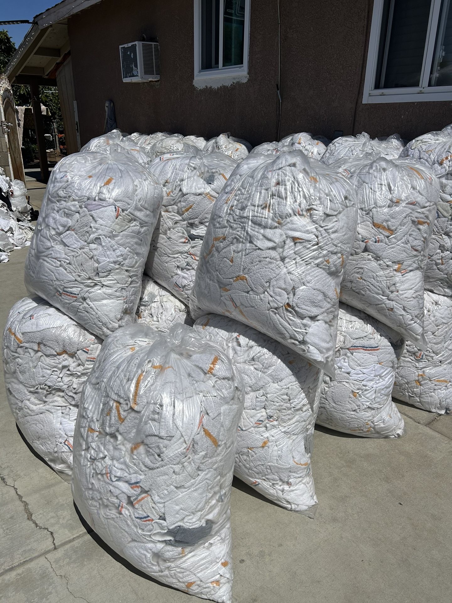 Tengo bolsas de Toalla blanca para mecánico a $20 cada bolsa o 12 × 200