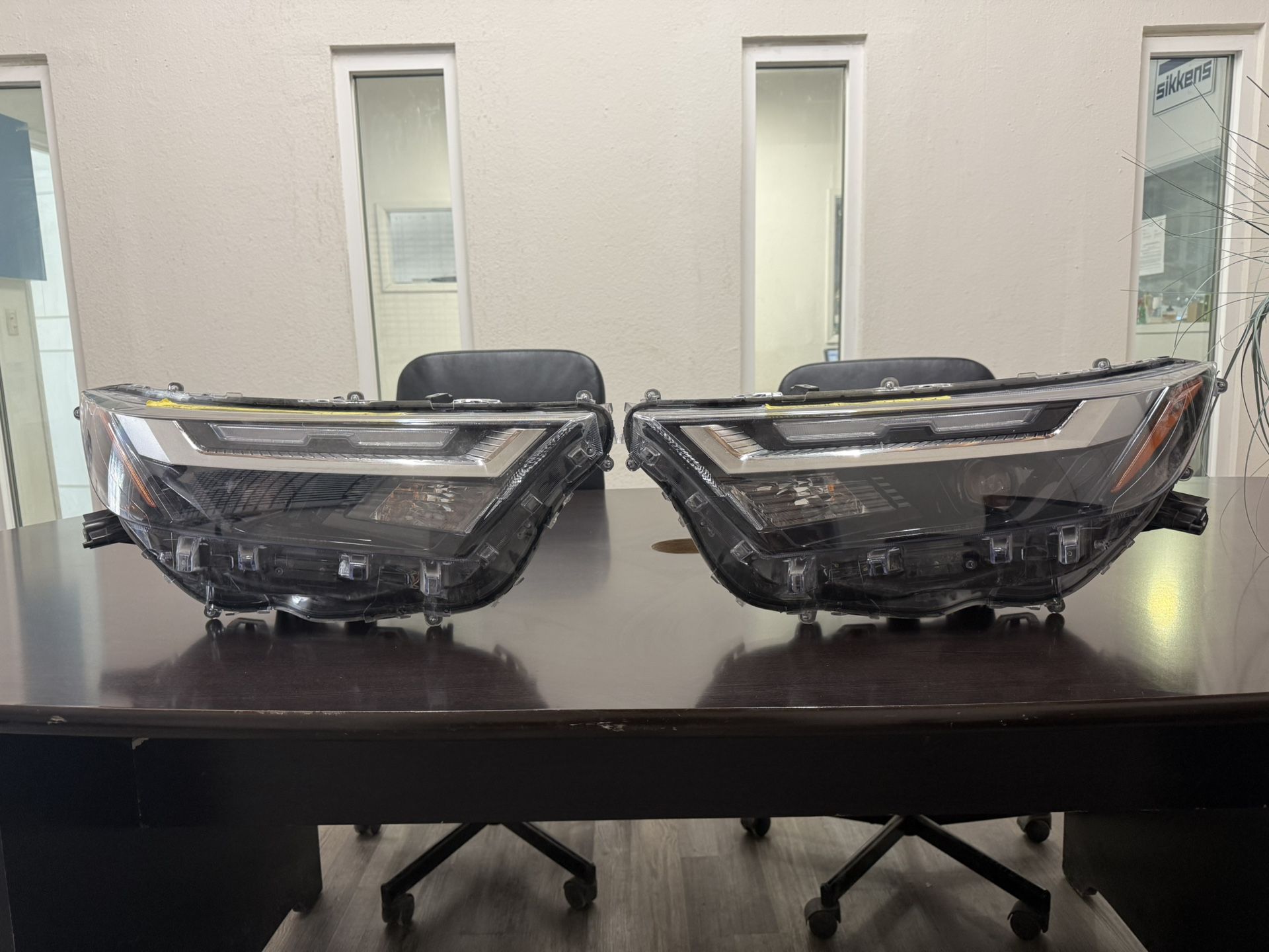 Headlights Toyota Highlander 21-24