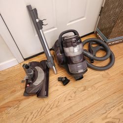 New Cond KENMOR CANIESTER VACUUM  , WITH ATTACHMENTS  , AMAZING POWER SUCES  , WORKS EXCELLENT  , IN THE BOX 