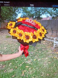 Ramo dé liston con girasoles muy bonito si tiene preguntas aga su pedido ahora