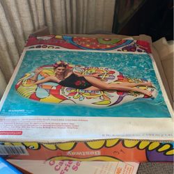 Skull Lounger 6.5’  Box Ruined But It’s Never Been Used 