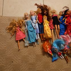 Lot Of Dolls, Barbie, Some Accessories. Barbies!