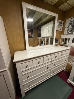 Dresser with Mirror ***FREE***
