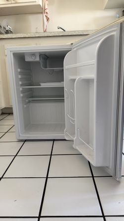 Magic Chef Mini Fridge – Works Great – Pickup in Santa Monica