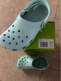 Crocs - size W7-M5