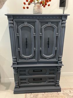 Beautiful tall dresser - chest of drawers