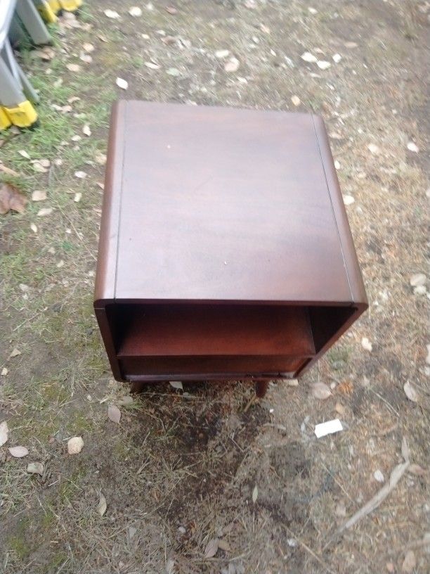 Cute Mid Century Style End Table