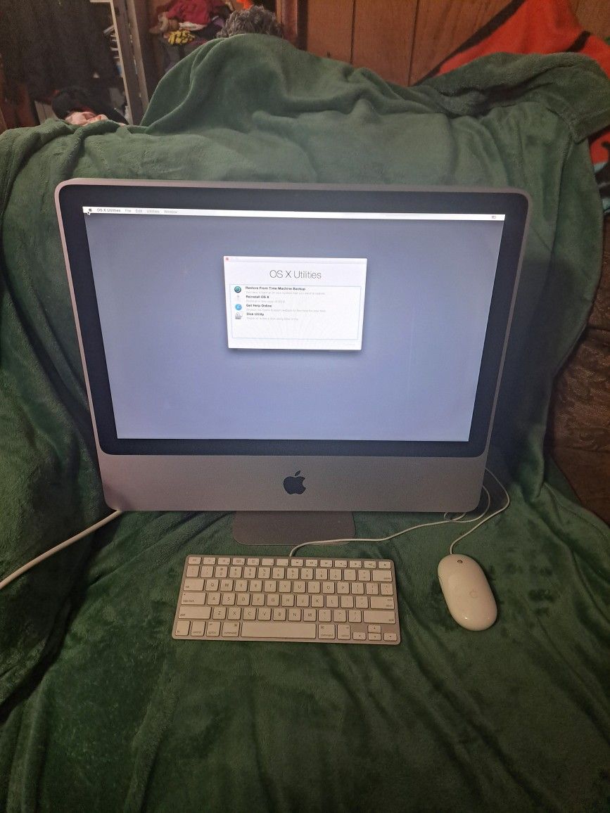 Older Apple All In One Computer With Mouse And Keyboard