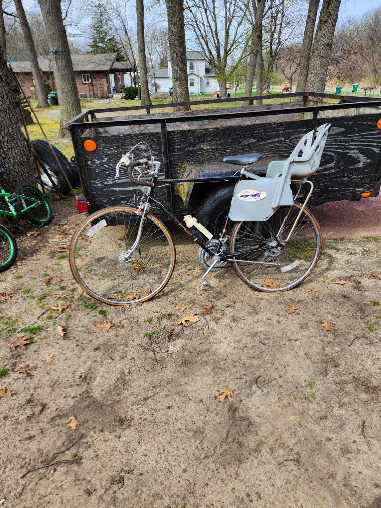 This is A 1981 Chicago Schwinn Continental 10 speed Road bike It needs new tires 27" Wheel Pick up only.