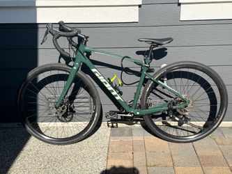 Giant Revolt 2 Medium - aluminum recommended for riders between 5'7" and 5'11" (169 cm to 181 cm).