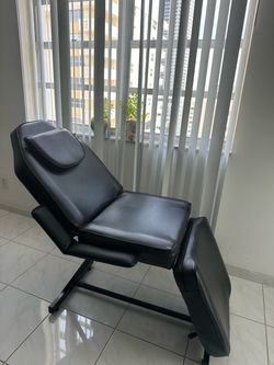 Professional Adjustable Massage / Facial Bed – Excellent Condition