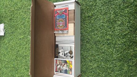 Baseball Card Collection Box with 600 cards