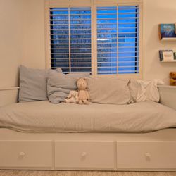 Hemnes daybed and two mattresses 