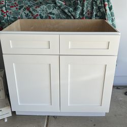 White vanity bathroom cabinet brand new never installed 36 x 21”. $75 or best offer.