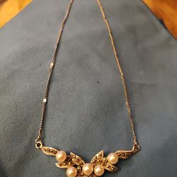 beautiful silver necklace