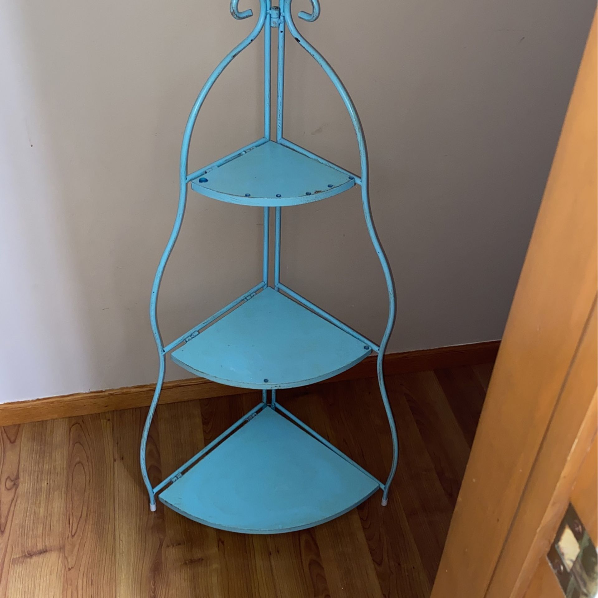 Corner shelf