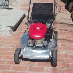 Honda Commercial Self Prollped Law Mower In Good Working Condition
