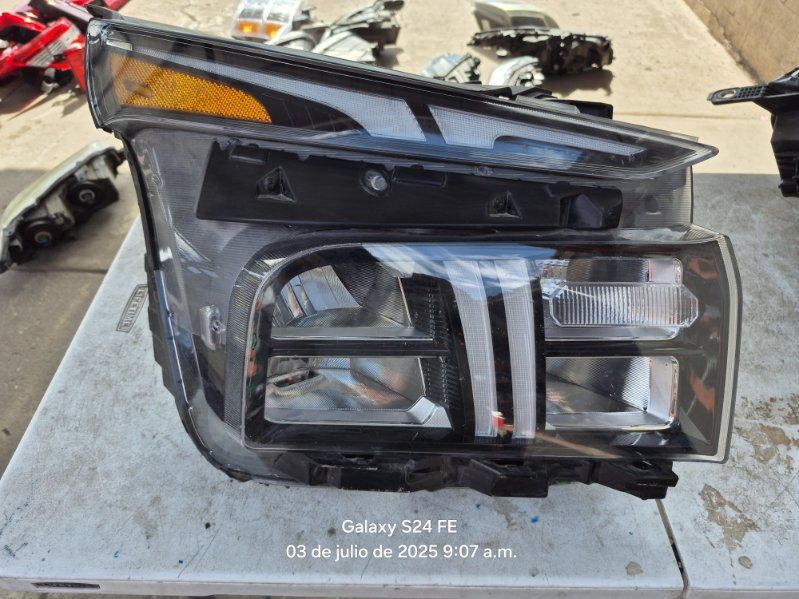 Hyundai Santa Fe Right Headlight Oem