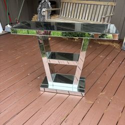 Mirrored counsel table