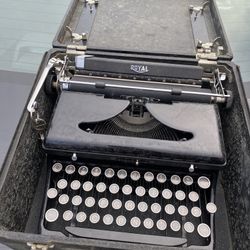 Royal Typewriter 