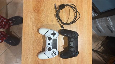 PS4 DualShock 4 Controllers – White and Black