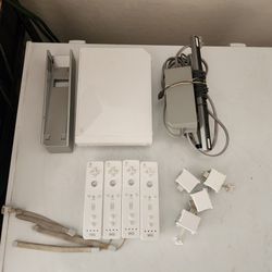 Nintendo Wii + 4 Controllers & Cables