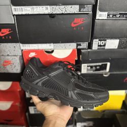 DS Nike Zoom Vomero 5 Triple Black size 11