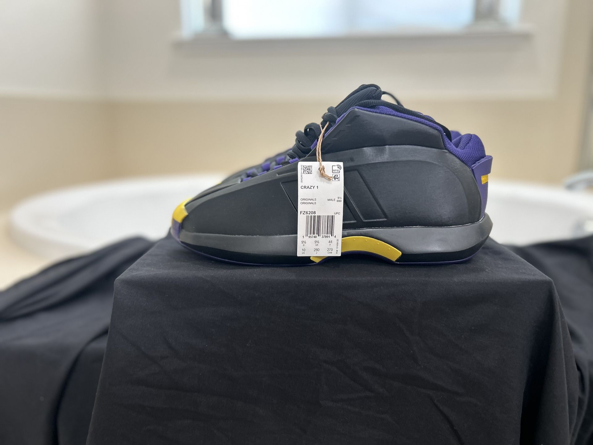 Kobe Adidas Size 10m. 139$ Obo. New